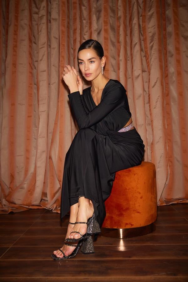 Abito Lungo Nero da Donna Elegante con Maniche Lunghe