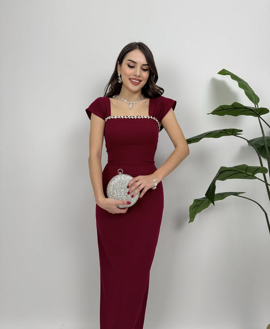 Abito Lungo Bordeaux Elegante con Dettagli Gioiello