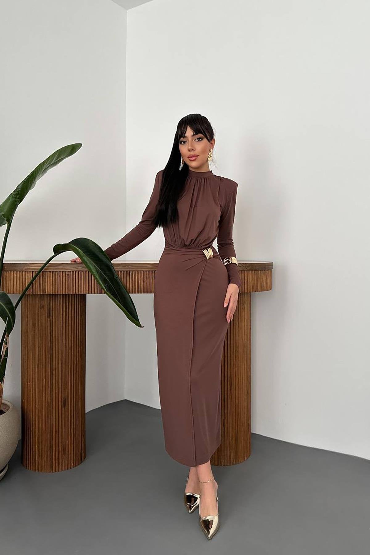 Abito Lungo Marrone Couture con Dettaglio Dorato