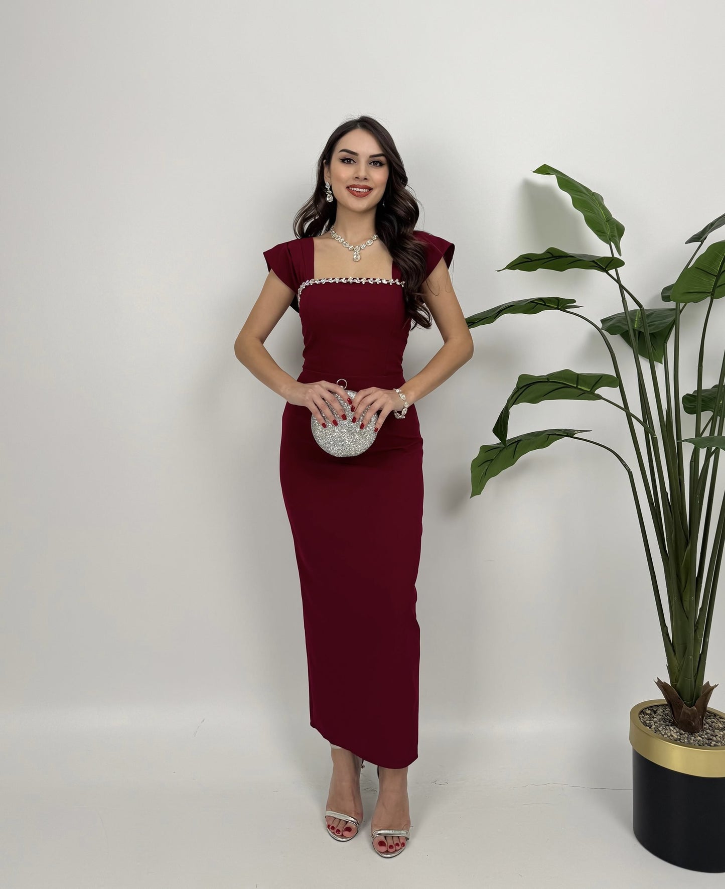 Abito Lungo Bordeaux Elegante con Dettagli Gioiello