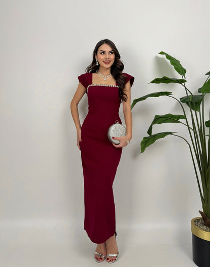 Abito Lungo Bordeaux Elegante con Dettagli Gioiello