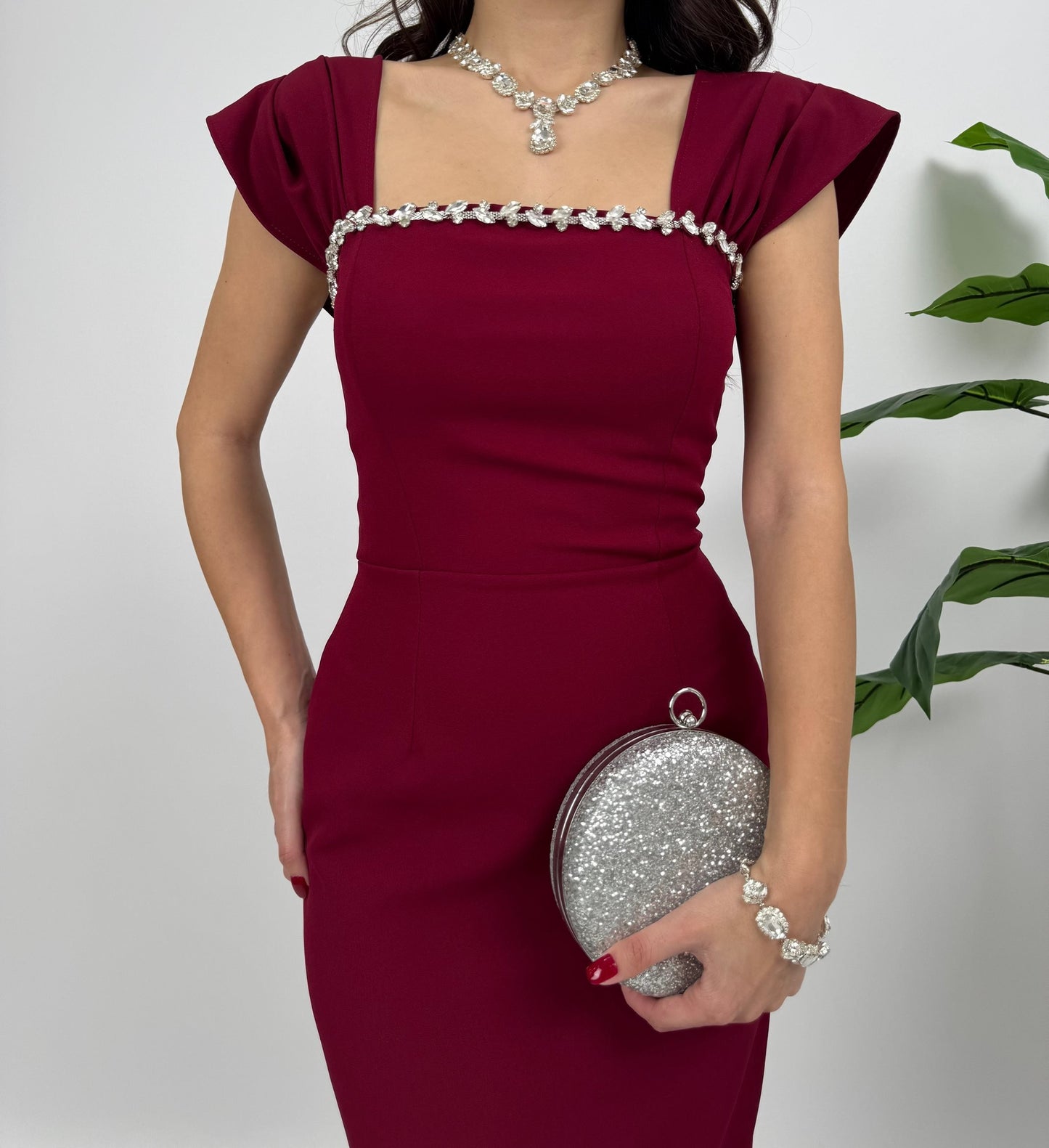 Abito Lungo Bordeaux Elegante con Dettagli Gioiello