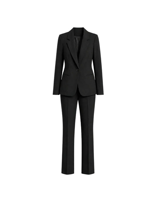 Tailleur nero dal taglio sartoriale