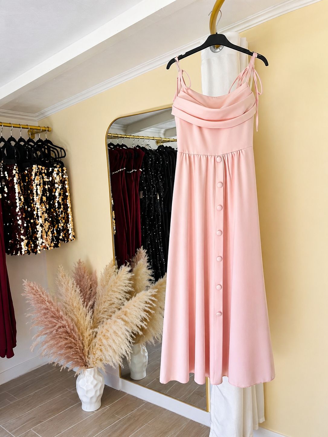 Abito Midi Romantico Rosa Pastello con Scollo a Cappuccio e Bottoni